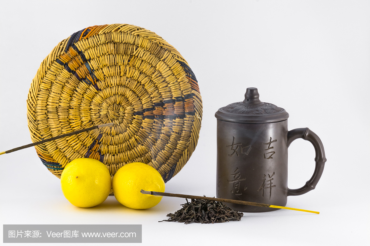两个柠檬,杯子,茶,支架和芳香棒孤立在白色背景